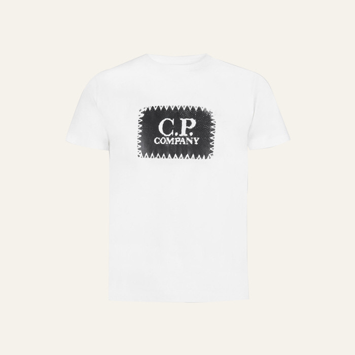 CP컴퍼니 콘트라스트 라벨 로고 티셔츠 화이트 / 12CMTS042A-005100W-WHITE